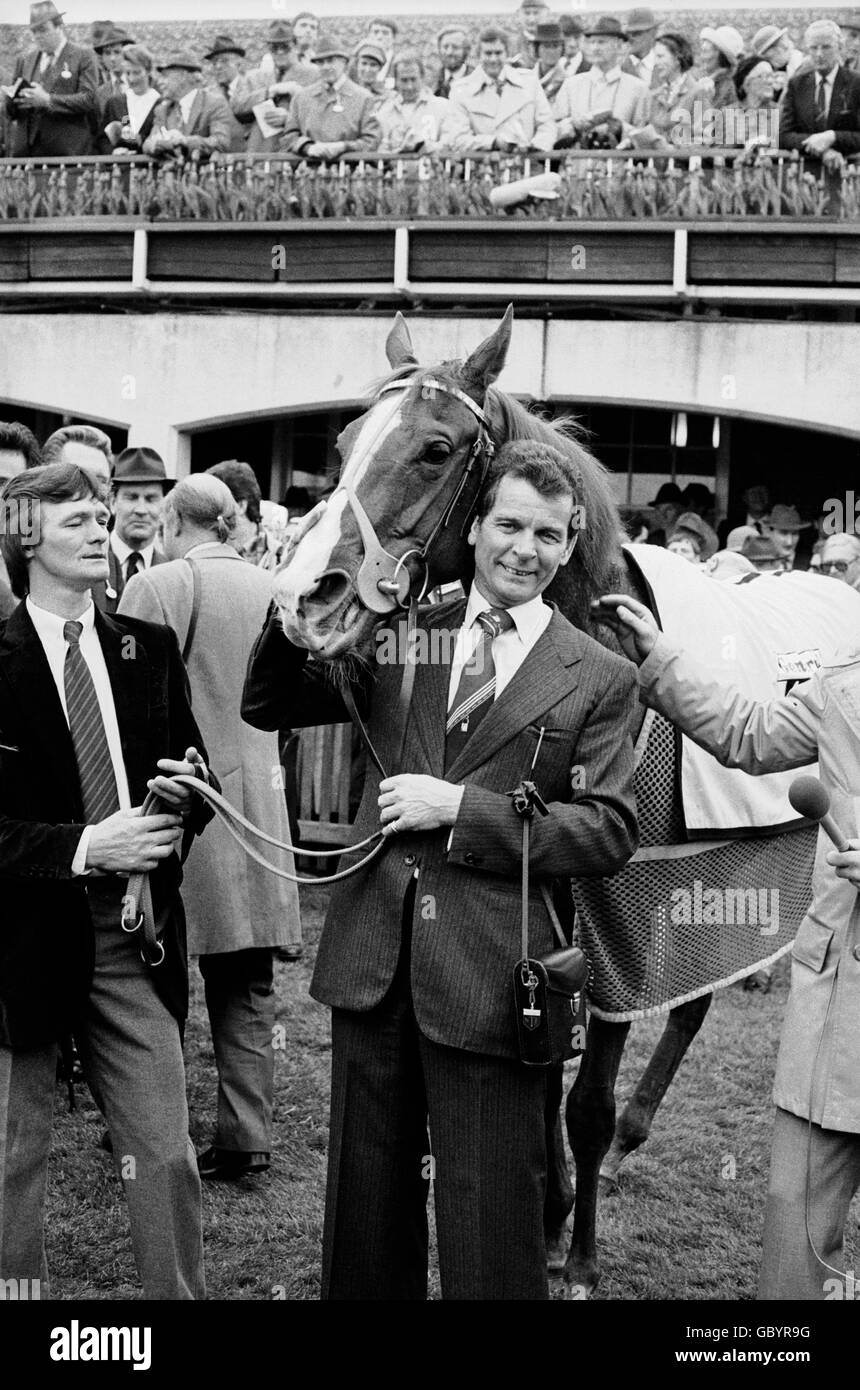 Carreras de caballos - 1000 Guineas Stakes - Newmarket. Entrenador Clive Brittain con su caballo ganador Pebbles Foto de stock