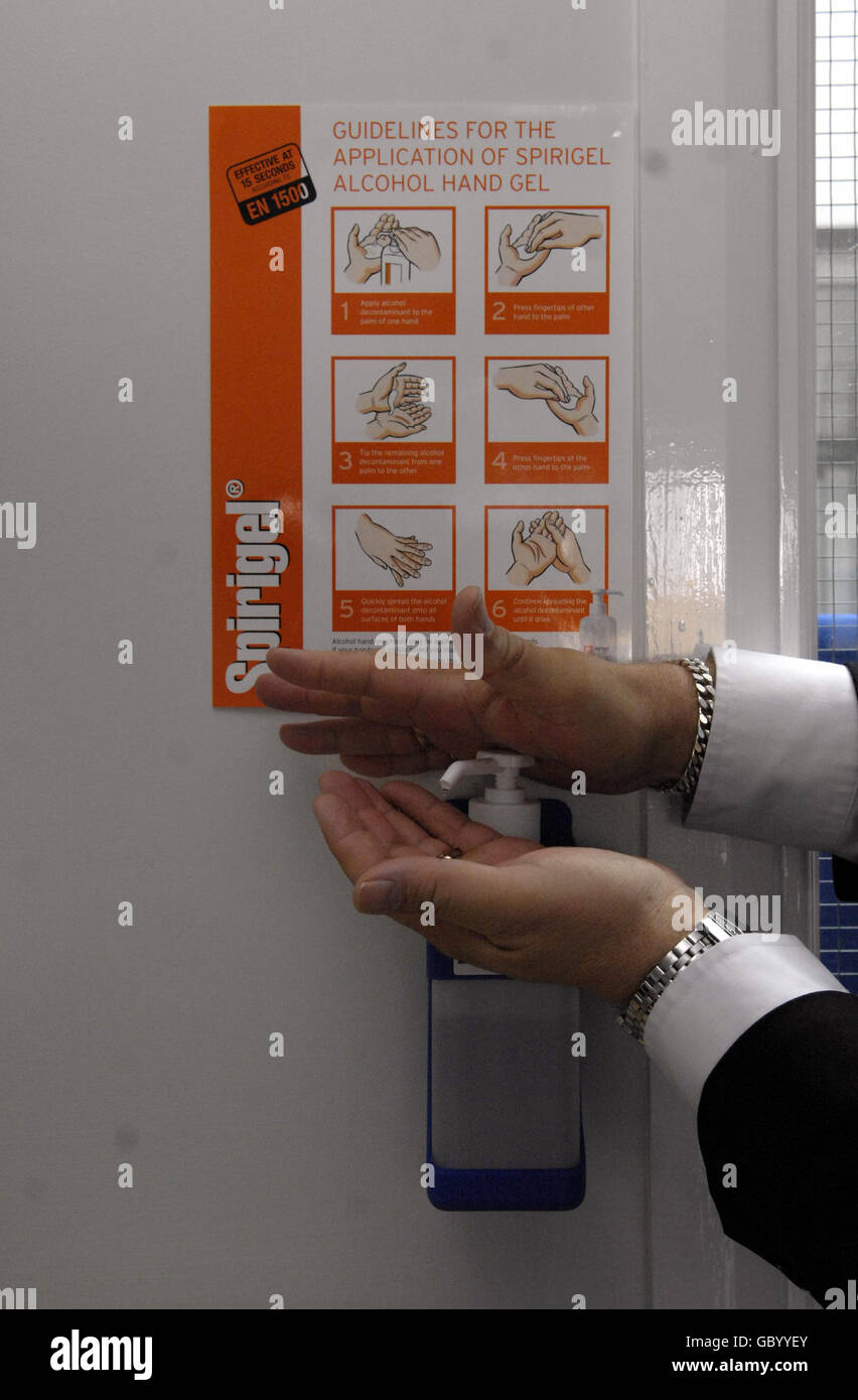 Un miembro del personal del punto de recogida antiviral del Mile End Hospital, Londres, utiliza un gel de manos de alcohol. Foto de stock