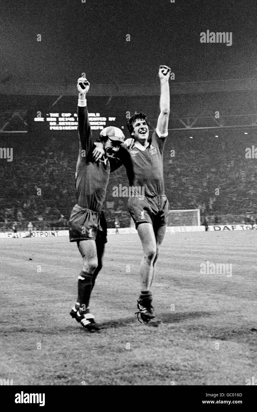 Fútbol - Copa Europea - Final - Liverpool contra Club Brugge - Estadio Wembley. Terry McDermott (l) y Emlyn Hughes (r) de Liverpool celebran la victoria Foto de stock