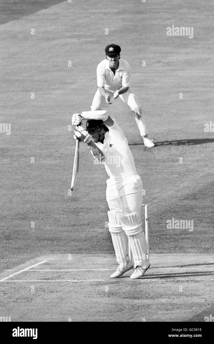 Cricket - The Ashes - Fifth Test - England contra Australia - Edgbaston - Tercer Día. Tim Robinson, de Inglaterra, bloquea a un bouncer Foto de stock