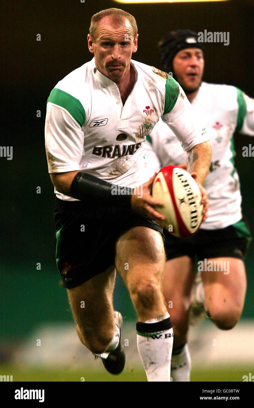 Rugby Union - Lloyds TSB Autumn Series 2004 - Wales contra Rumanía. Gareth Thomas de Gales en acción Foto de stock