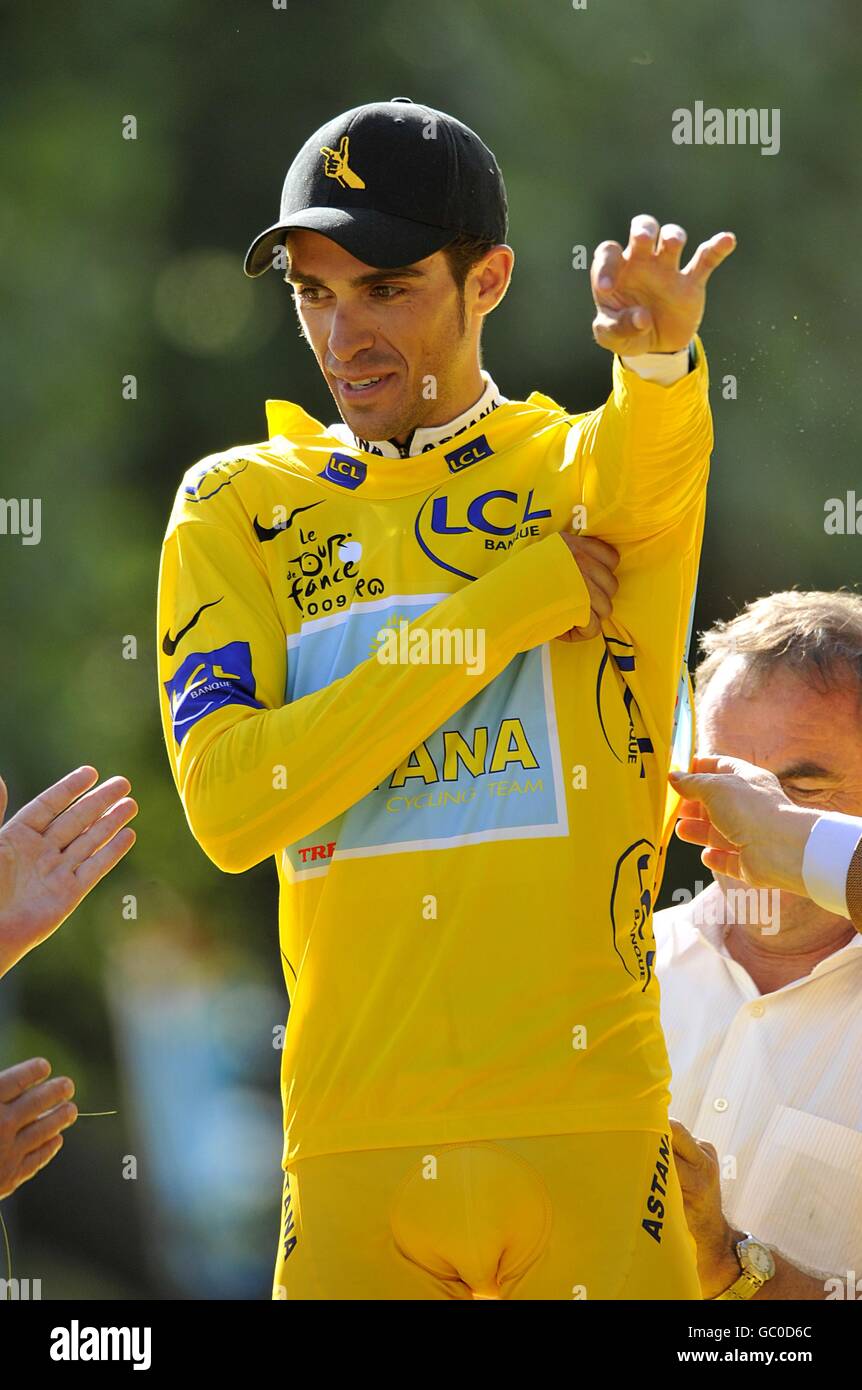 El ganador del Tour de Francia, Alberto Contador, de España, pone la camiseta  amarilla después de la vigésima primera y última etapa del Tour de Francia  entre Montereau-Fault-Yonne y los Campos Elíseos
