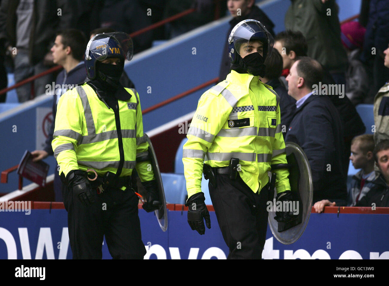 La presencia policial es alta en el juego entre Aston Villa y Birmingham City Foto de stock