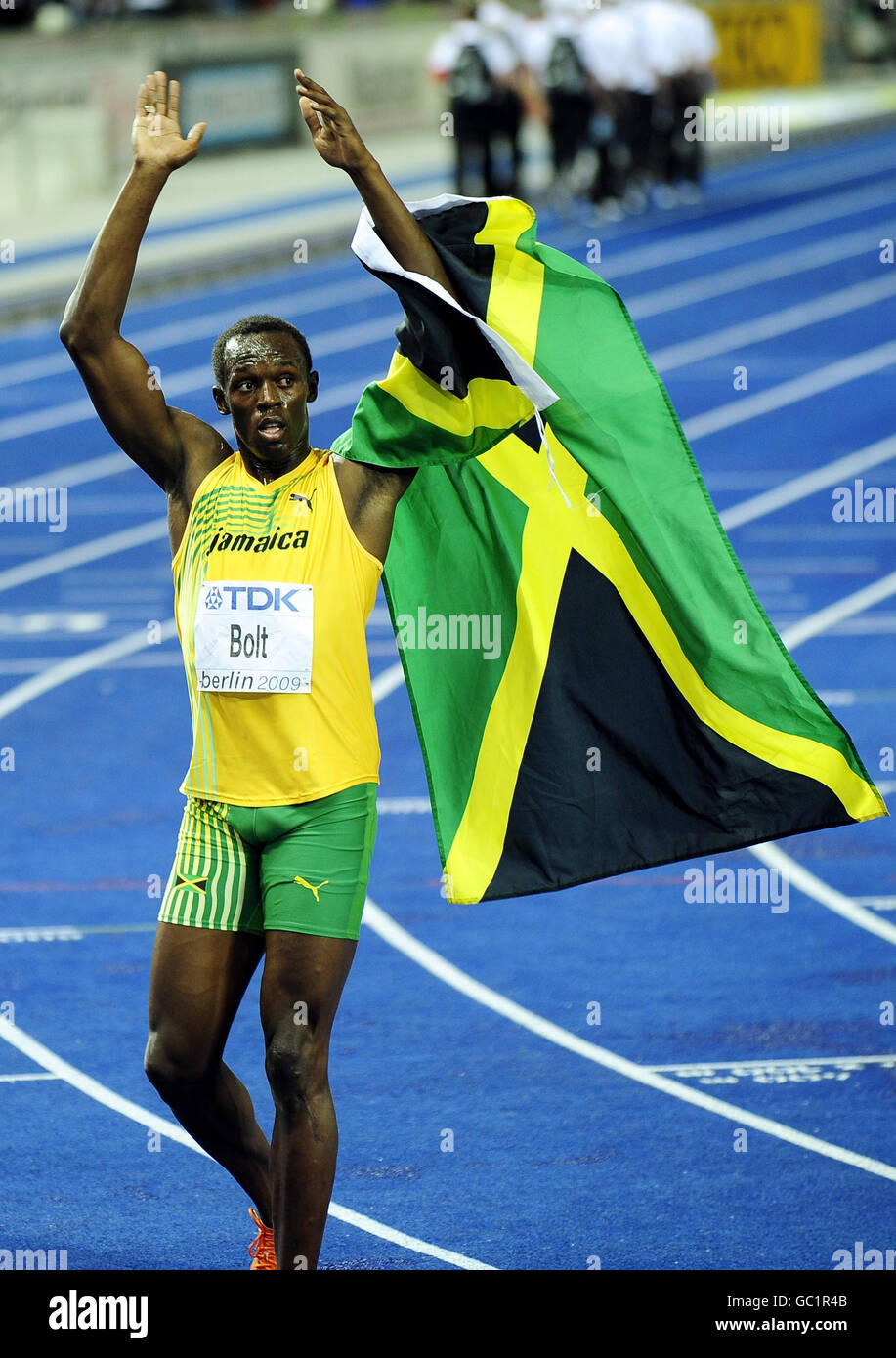 Usain Bolt de Jamaica celebra ganar la final de 100 m para hombres en un  nuevo récord mundial de 9.58 segundos durante el Campeonato Mundial de la  IAAF en el Olympiastadion, Berlín