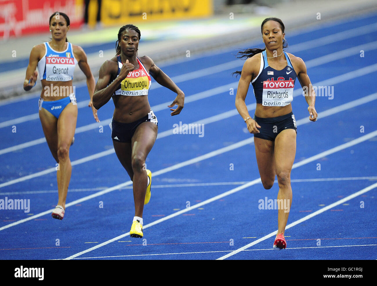 Christine Ohuruogu (centro) de Gran Bretaña y su principal rival Sonya Richards (derecha) se reúnen en su semifinal para las mujeres 400m durante el Campeonato Mundial de la IAAF en el Olympiastadion, Berlín. Foto de stock