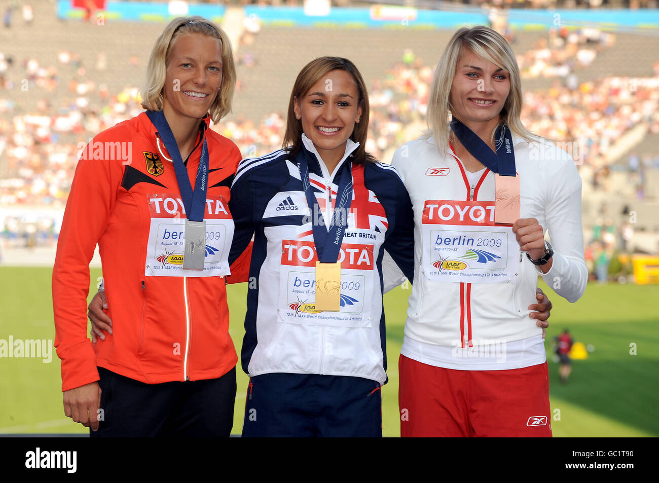 Jessica Ennis de Gran Bretaña con su Medalla de Oro por el Heptathlon de la Mujer, junto a Jennifer Oeser de Alemania (plata) y Kamila Chudzik de Polonia (bronce) Foto de stock