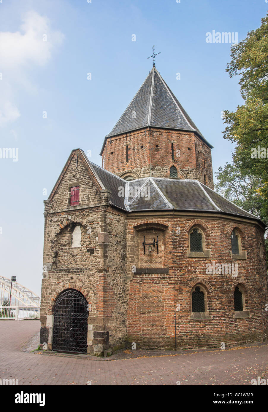 Sint Nicolaas iglesia y waalbrug en Nijmegen, Holanda Foto de stock