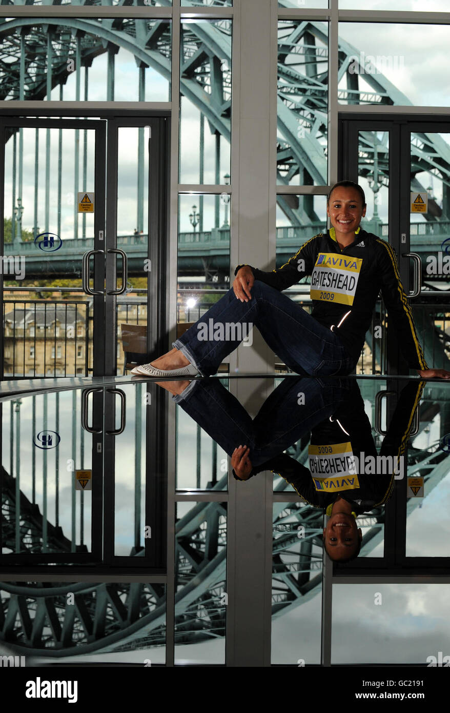 La ganadora de la medalla de oro Jessica Ennis en el Campeonato Mundial de Atletismo posará para hacer fotos durante una rueda de prensa en el Hotel Hilton de Newcastle. Foto de stock