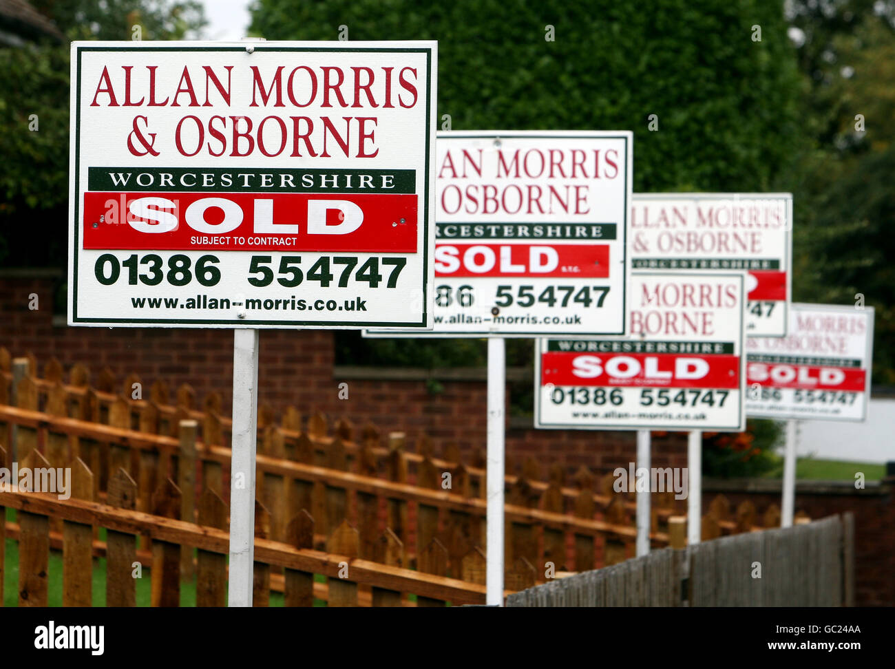 Una fila de tableros de venta muestran el signo 'viejo' en Pershore, Worcestershire. Foto de stock