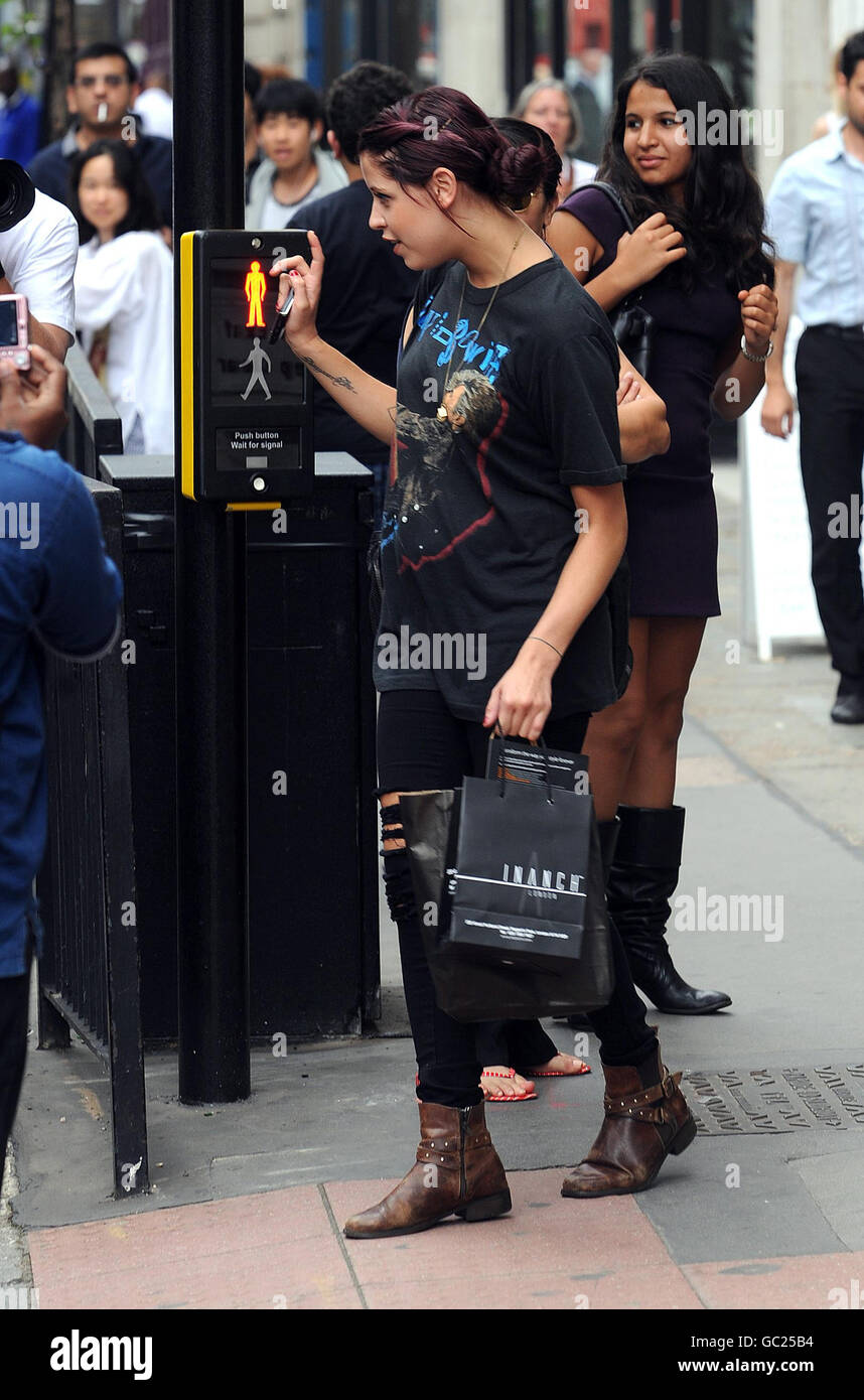 Melocotones Geldof sale del salón de peluquería Inanch London en Great Portland Street, centro de Londres después de obtener extensiones de cabello. Foto de stock