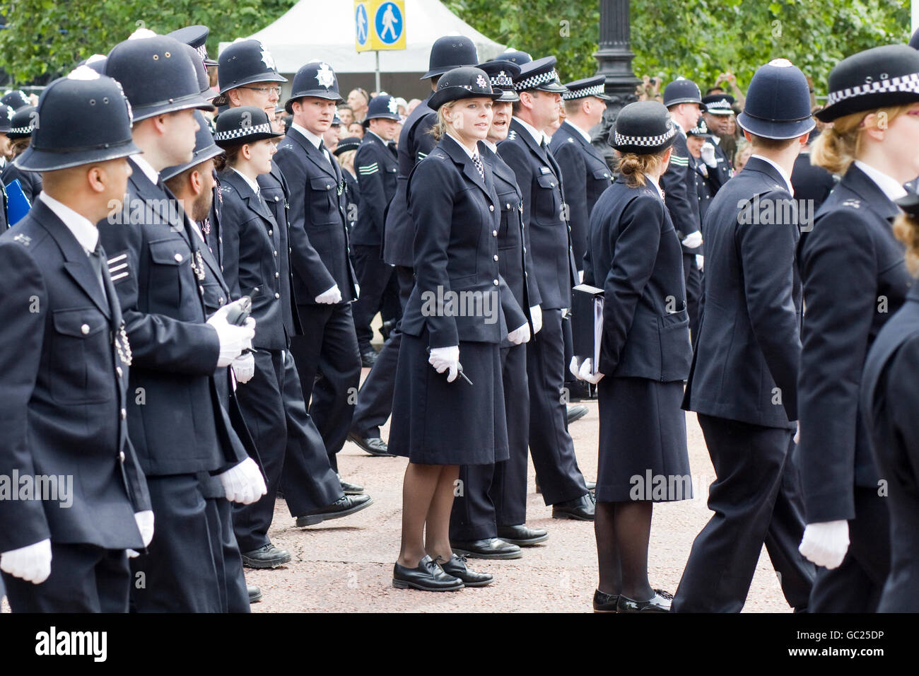 Desfile de los funcionarios de la Policía Metropolitana de Londres, Inglaterra en el Mall Foto de stock