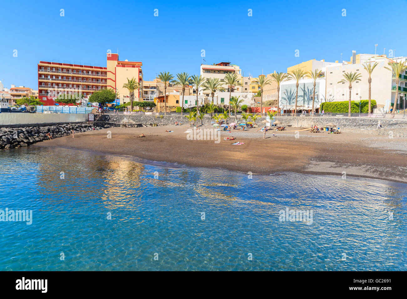 La playa de San Juan, la isla de Tenerife - 18 Nov, 2015: Playa de San Juan pueblo. Es un pequeño puerto de pescadores en el sur de Tenerife, Islas Canarias Foto de stock