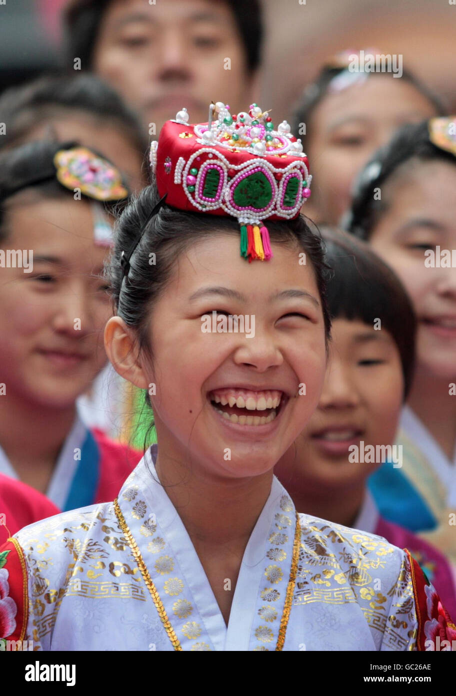 Los niños del grupo de artes escénicas Yong-in City Korea realizan un espectáculo gratuito en la Royal Mile de Edimburgo como parte del Festival Internacional de Edimburgo. Foto de stock