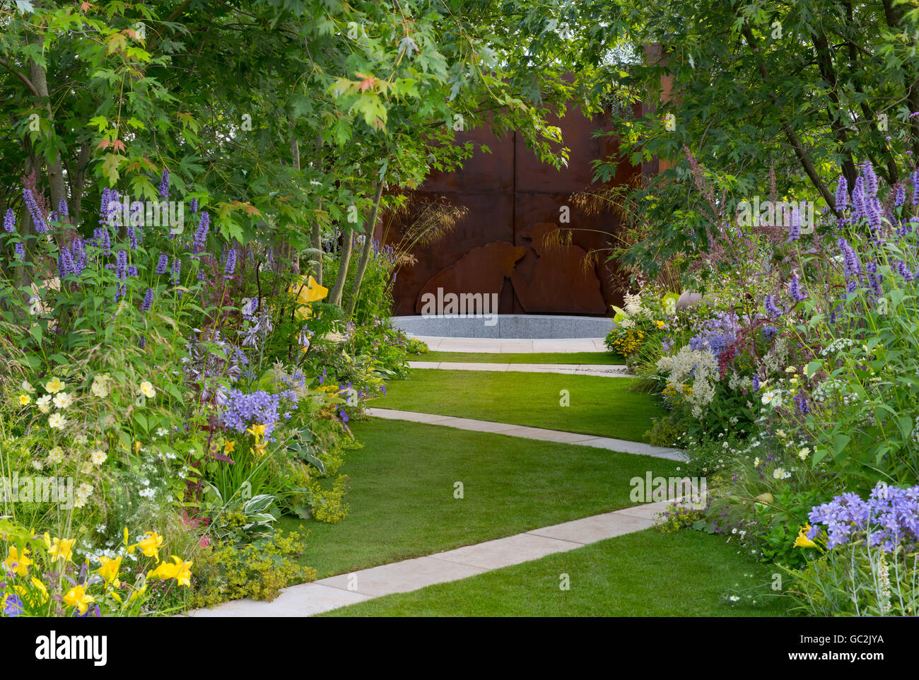 Herbáceas fronteras en los Perros Perros de confianza: un jardín de la vida en el Hampton Court Palace Flower Show 2016 Foto de stock