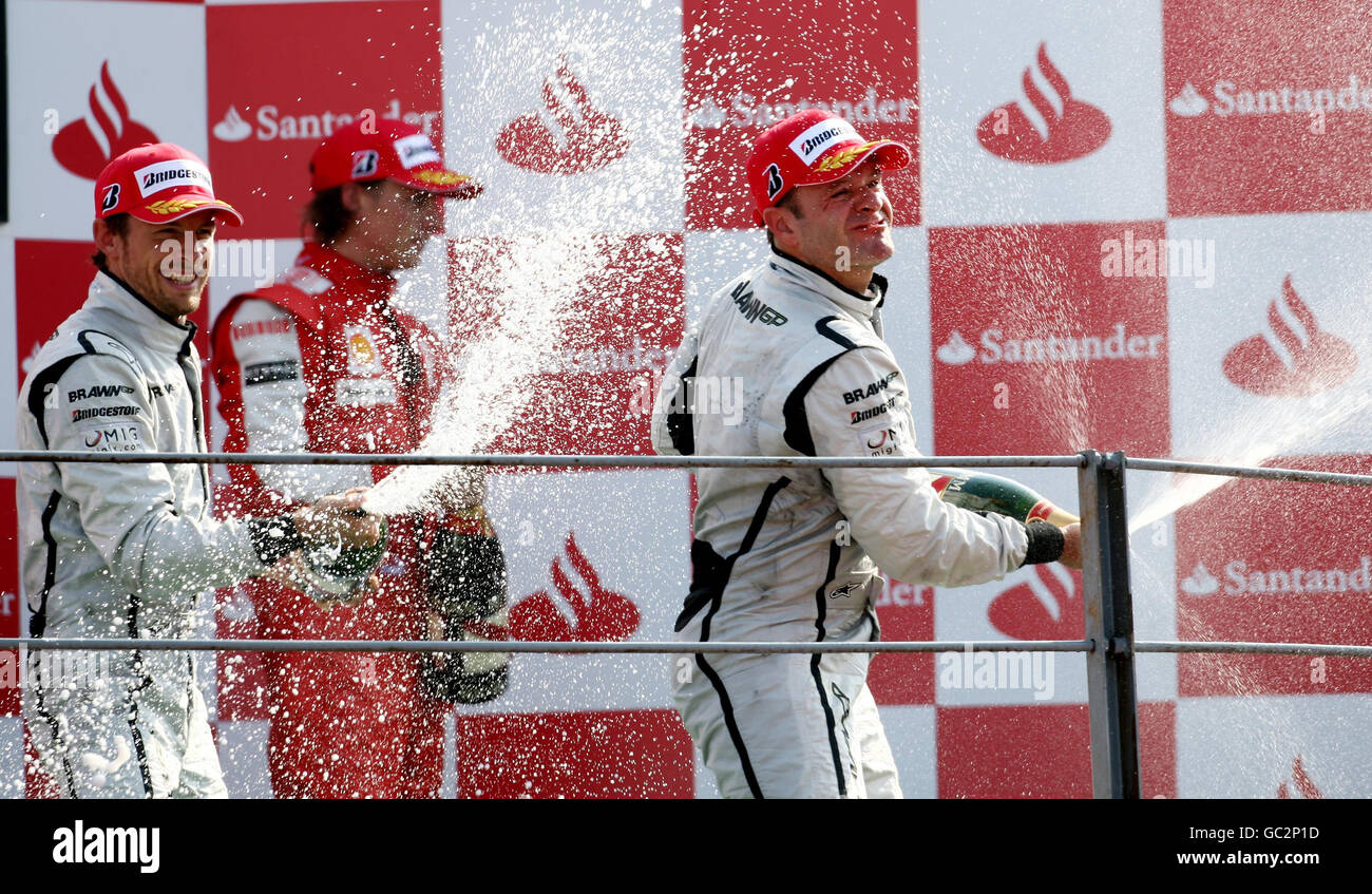 Los pilotos de Brawn GP Rubens Barichello y Jenson Button celebran su final de 1-2 en el circuito de Monza, Italia. Foto de stock