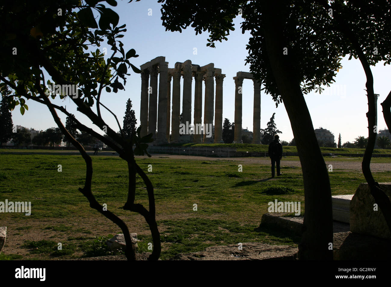 Vista general del Templo de Zeus Olímpico desde el carretera principal muy transitada Foto de stock