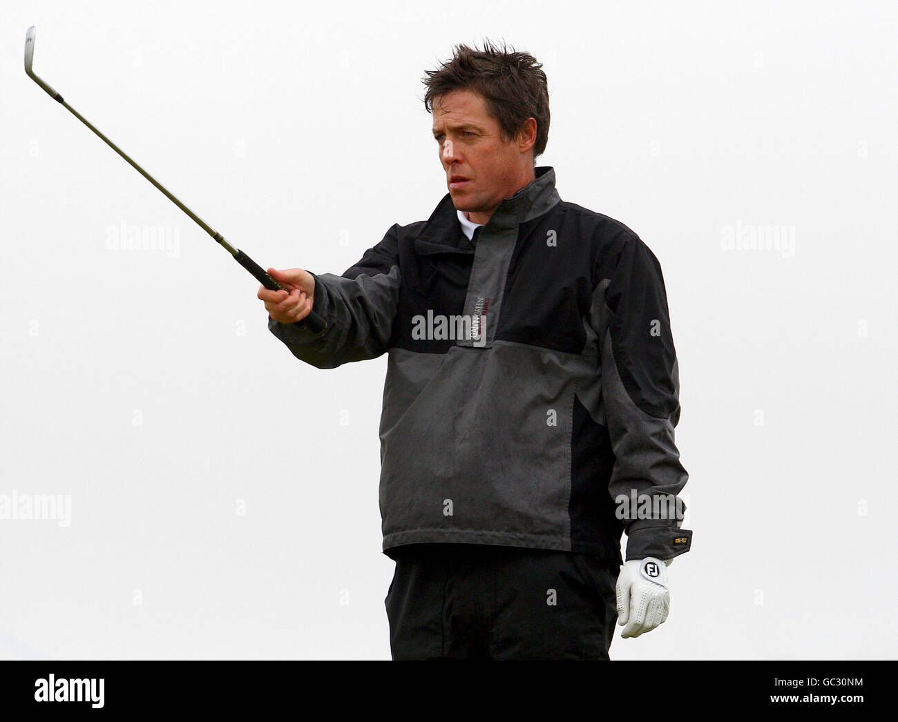 El actor Hugh Grant durante un día de práctica bajo la lluvia en el campo de golf Kingsbarns, antes del Alfred Dunhill Links Championship que comienza el jueves. ASOCIACIÓN DE PRENSA Foto. Foto fecha: Martes 29 de septiembre de 2009. El crédito de la foto debe decir: Andrew Milligan/PA Wire Foto de stock