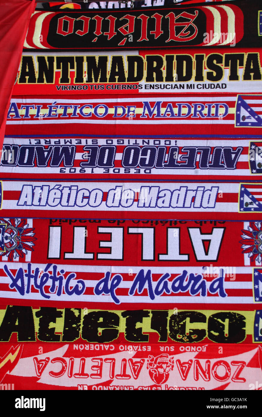 Frente al Estadio Vicente Calderón se exhiben bufandas en el Atlético de  Madrid Fotografía de stock - Alamy