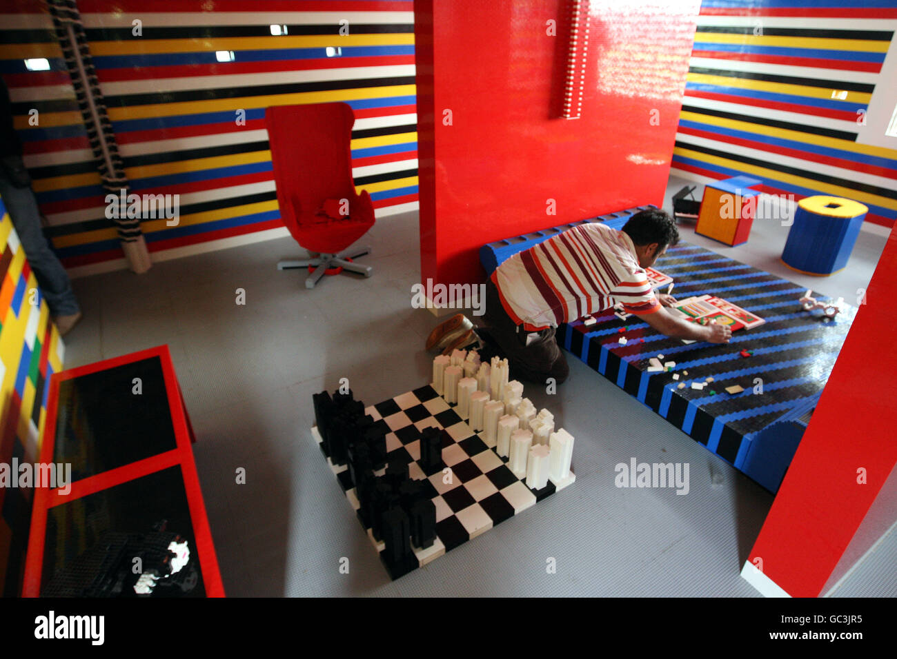 Una casa de tamaño completo hecha completamente con ladrillos Lego. La casa  de Denbies Wine Estate en Dorking, Surrey, aparecerá en la serie de la BBC 'James  May's Toy Stories' Fotografía de