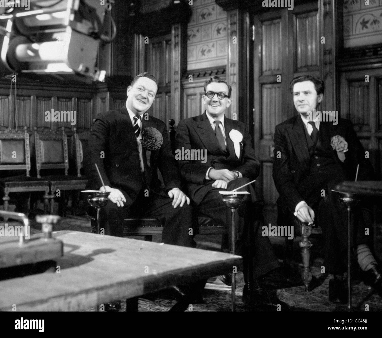 Rochdale candidatos por elección, de izquierda a derecha, John E. Parkinson, Conservador, Jack McCann, Laborista, y Ludovic Kennedy, Liberal, frente a las cámaras de televisión en la Cámara del Consejo del Ayuntamiento en Rochdale, Lancashire. Foto de stock