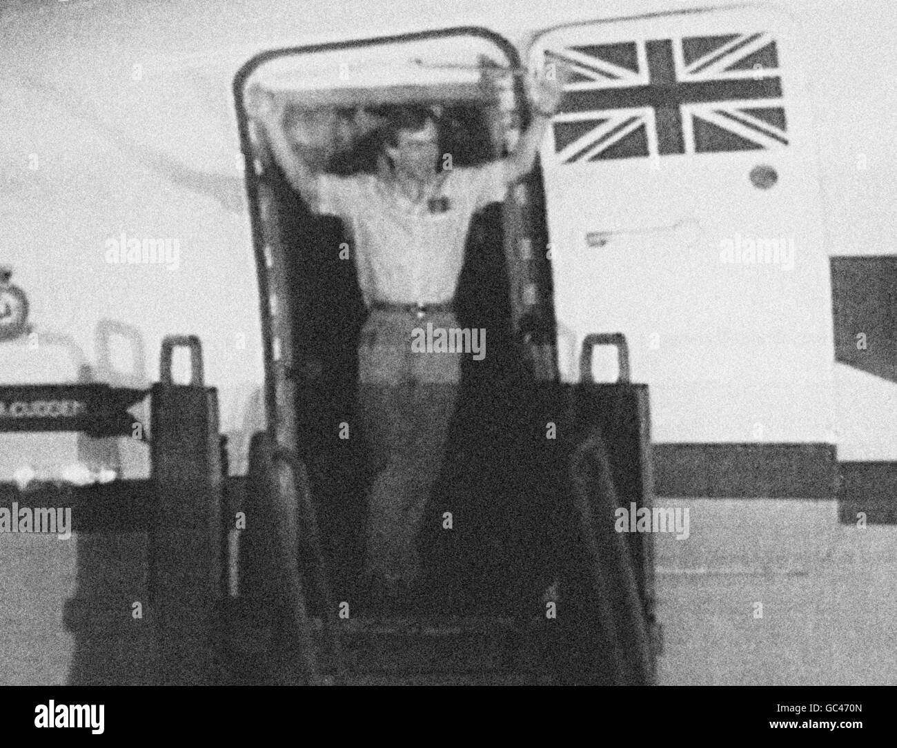 El ex rehén de Oriente Medio John McCarthy Waves a medida que se acerca de la aeronave de la Real Fuerza Aérea a su llegada a la RAF Lyneham. McCarthy ha sido rehén en Beirut Occidental durante más de cinco años. Foto de stock