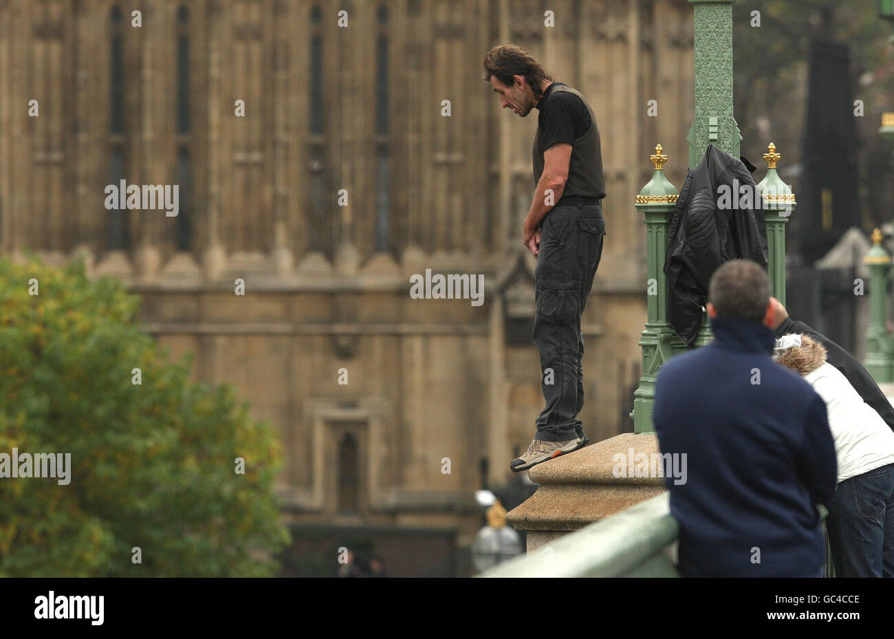 Un hombre amenaza con saltar al río Támesis desde el puente de Westminster, Londres. Foto de stock