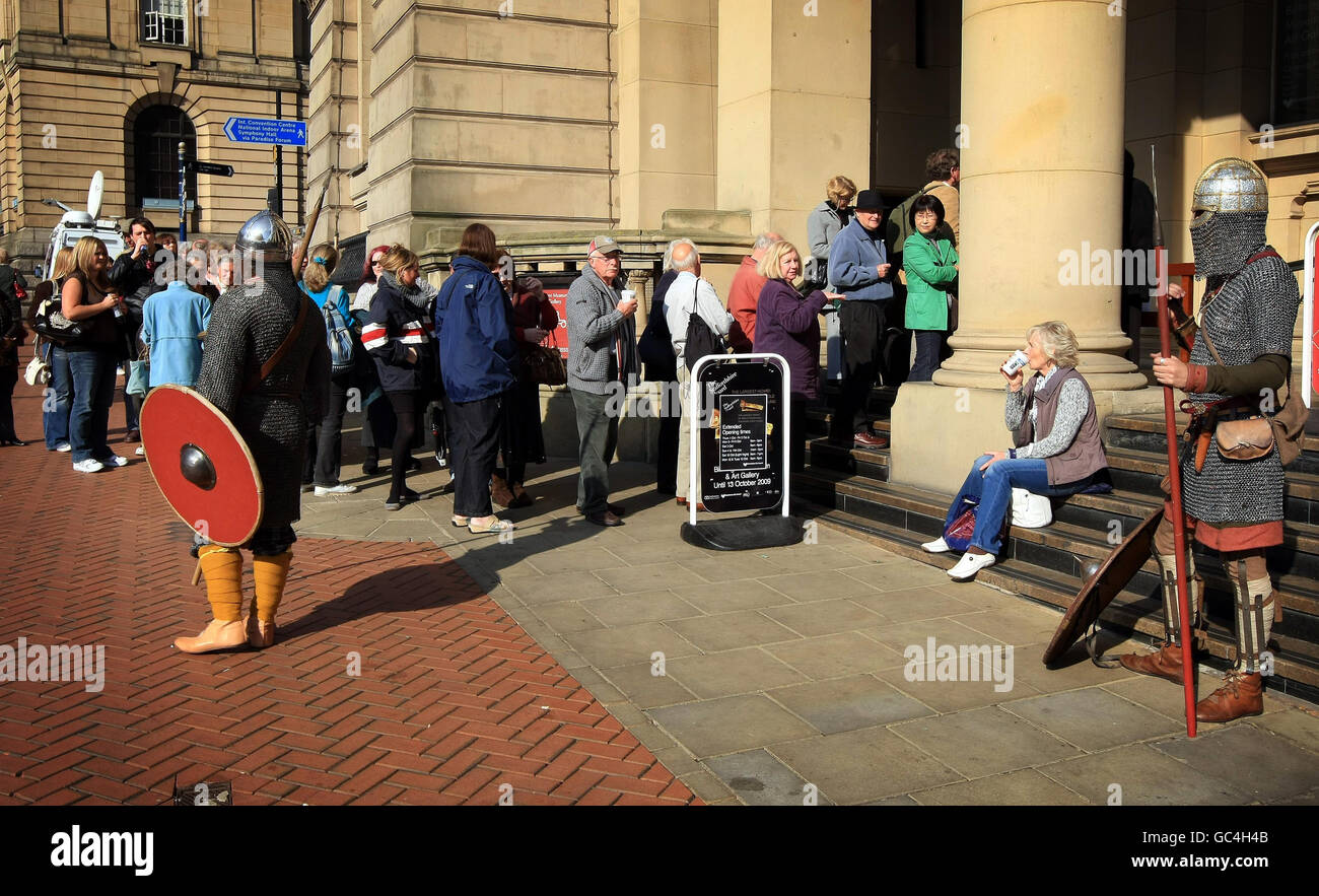 Los visitantes hacen cola para ver el 'Staffordshire Hoard' en el Museo de Birmingham el último día de observación pública antes de ser enviados al Museo Británico para su limpieza y valoración. Foto de stock
