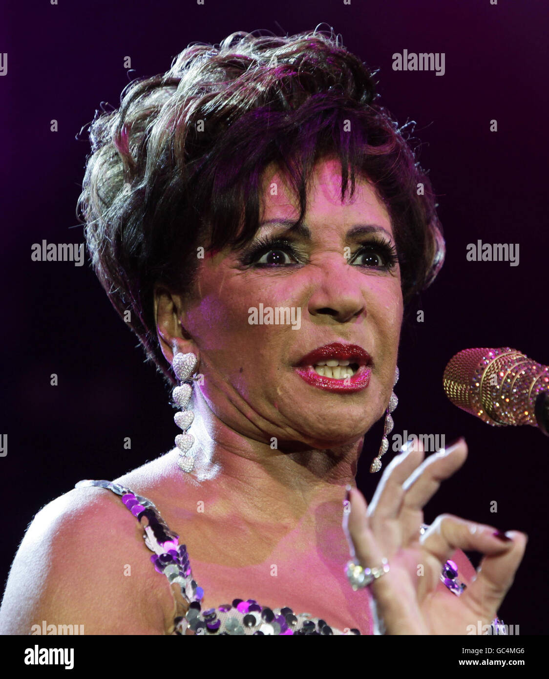 Shirley Bassey Interpretando Fotografías E Imágenes De Alta Resolución Alamy