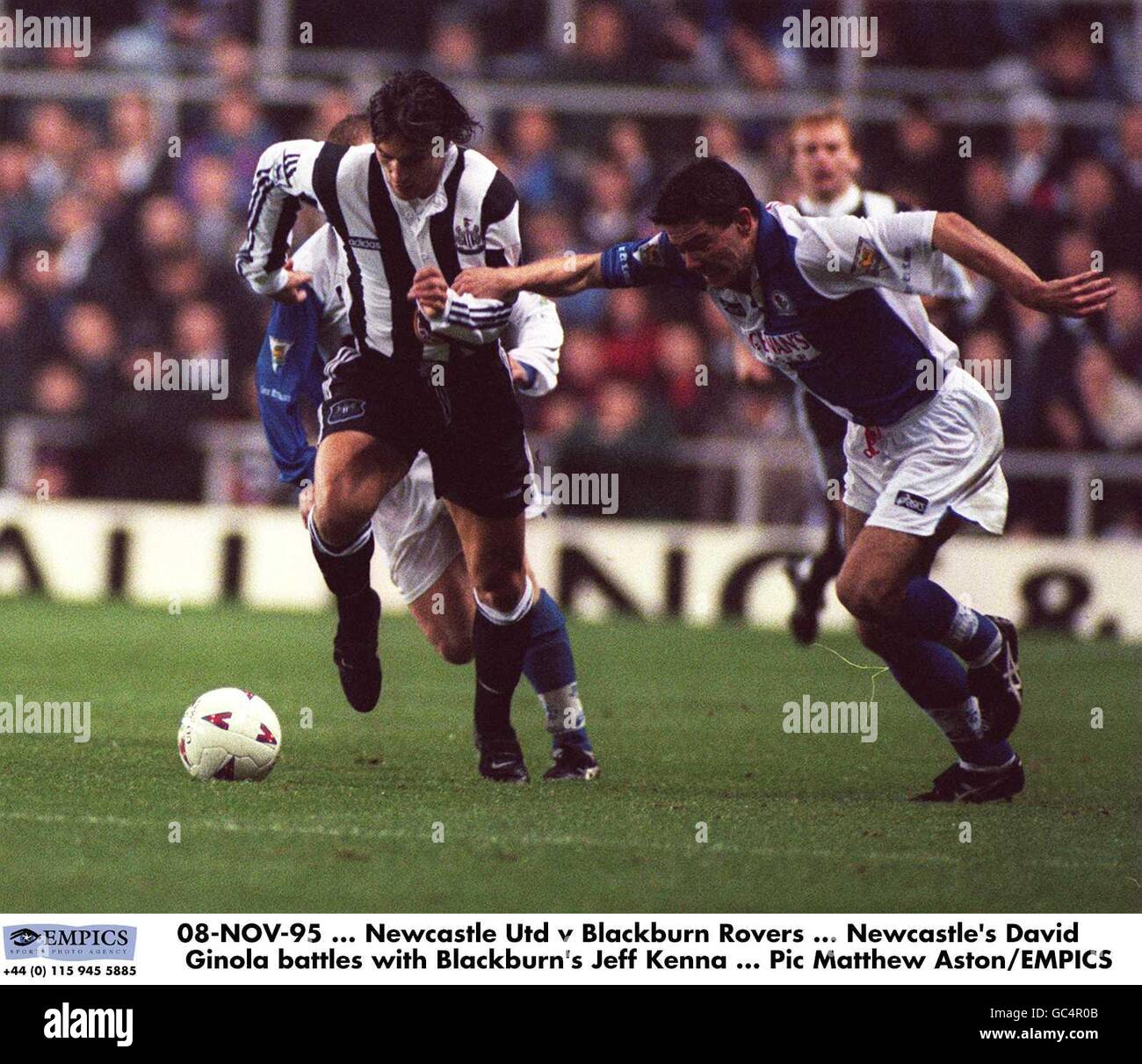David Ginola, de Newcastle United, lucha con Jeff Kenna, de Blackburn Rovers Foto de stock