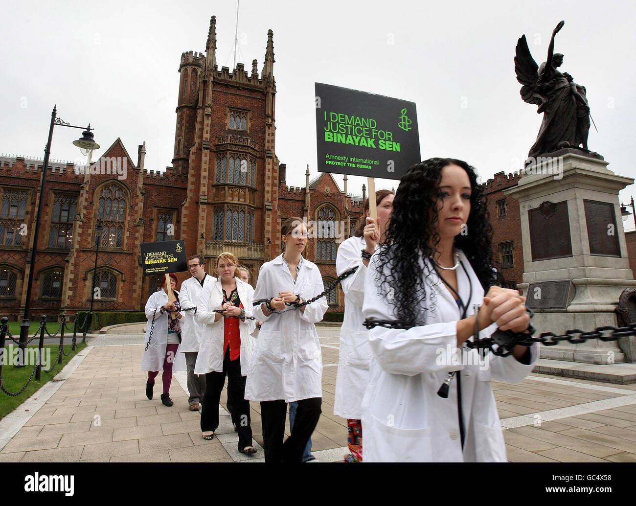 Individualmente esposado y encadenado 24 estudiantes de Belfast vestidos como médicos protestaron en la Universidad Queens de Belfast para destacar la difícil situación del Dr. Binayak Sen, un pediatra galardonado. Foto de stock
