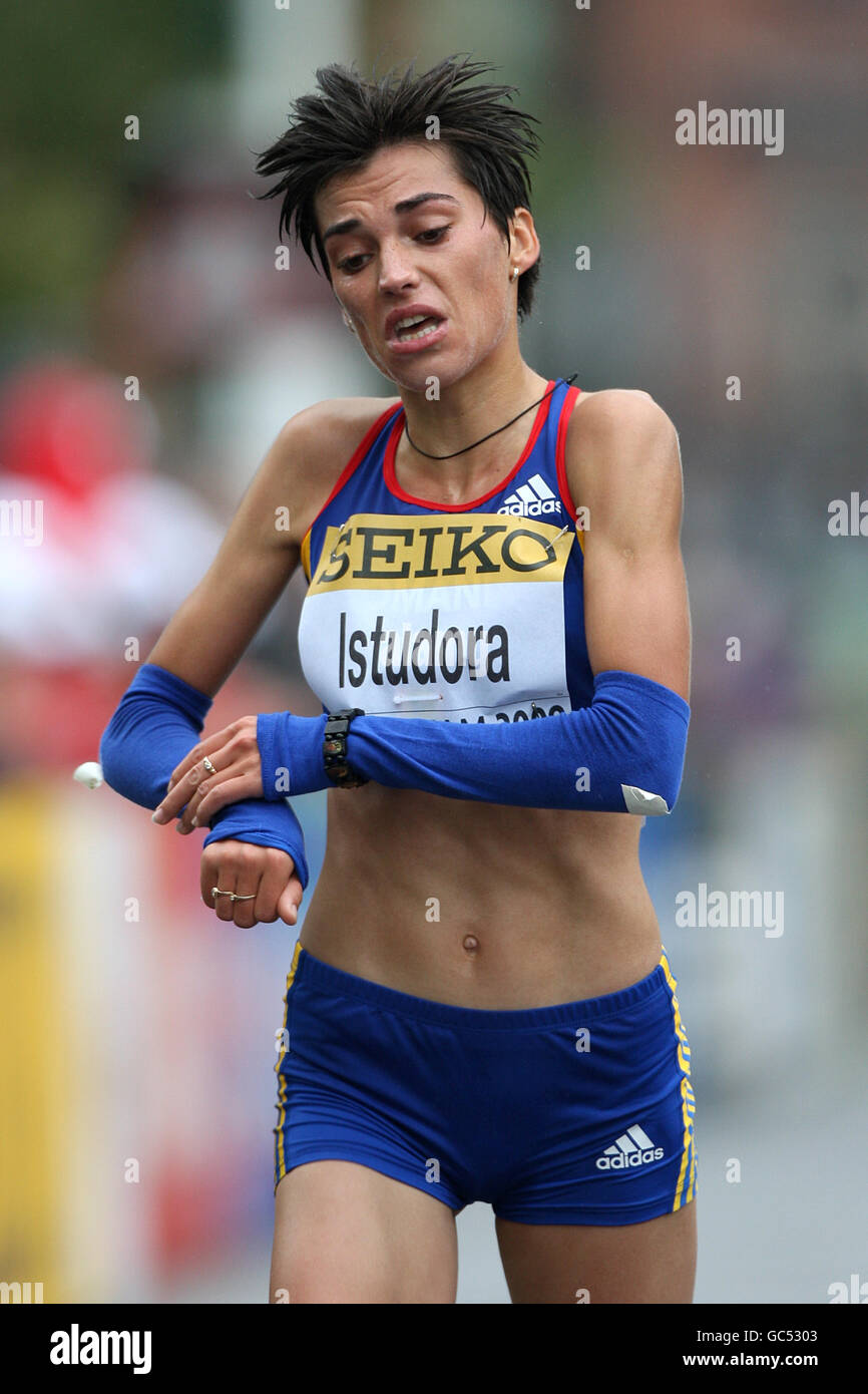 Alina Adriana Istudora, de Rumanía, acaba la media maratón de Birmingham de Women's EDF Energy. Foto de stock