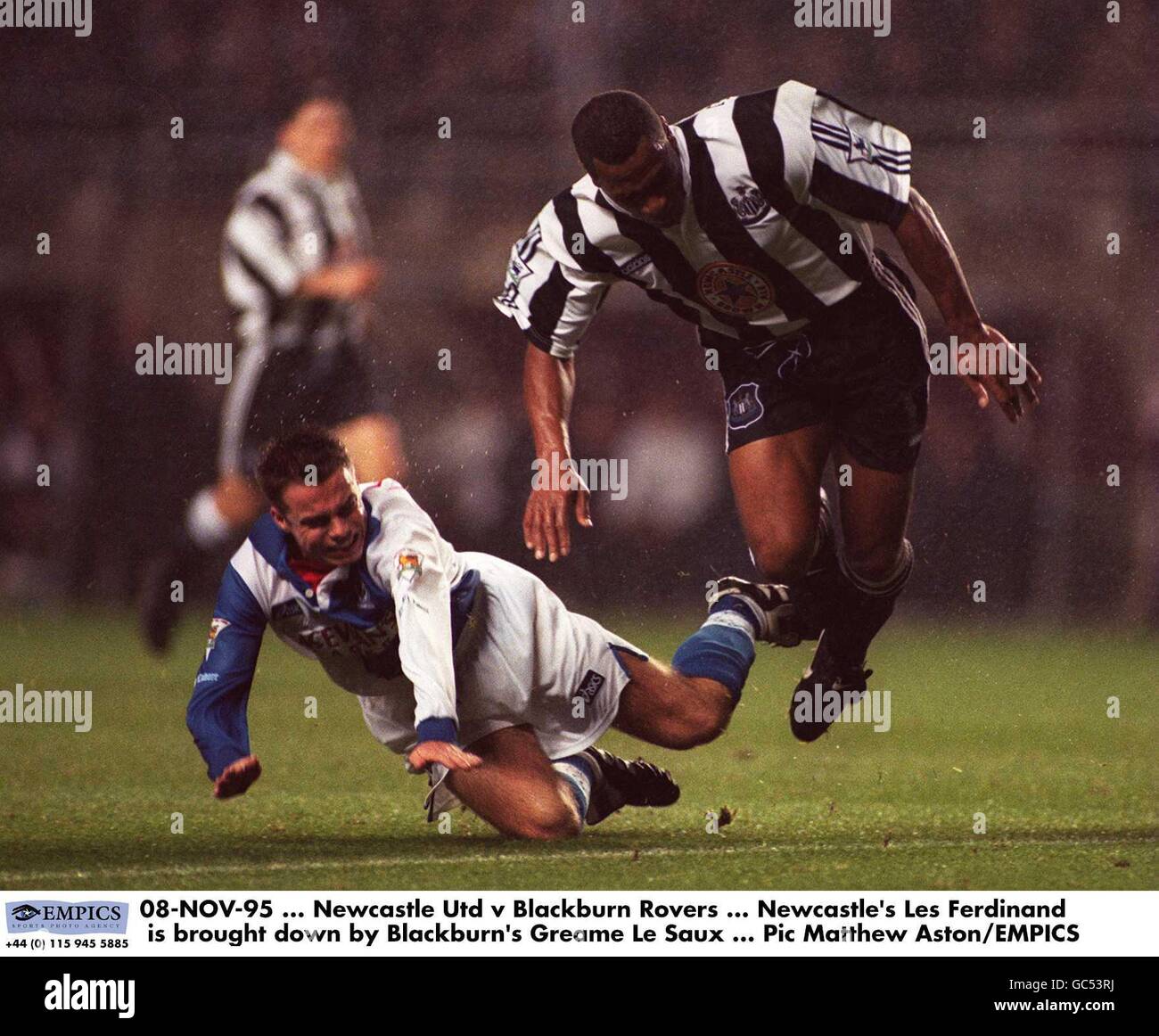 Fútbol - FA Premier League - Newcastle United contra Blackburn Rovers. Les Ferdinand de Newcastle United es derribado por Greame Le Saux de Blackburn Rovers Foto de stock