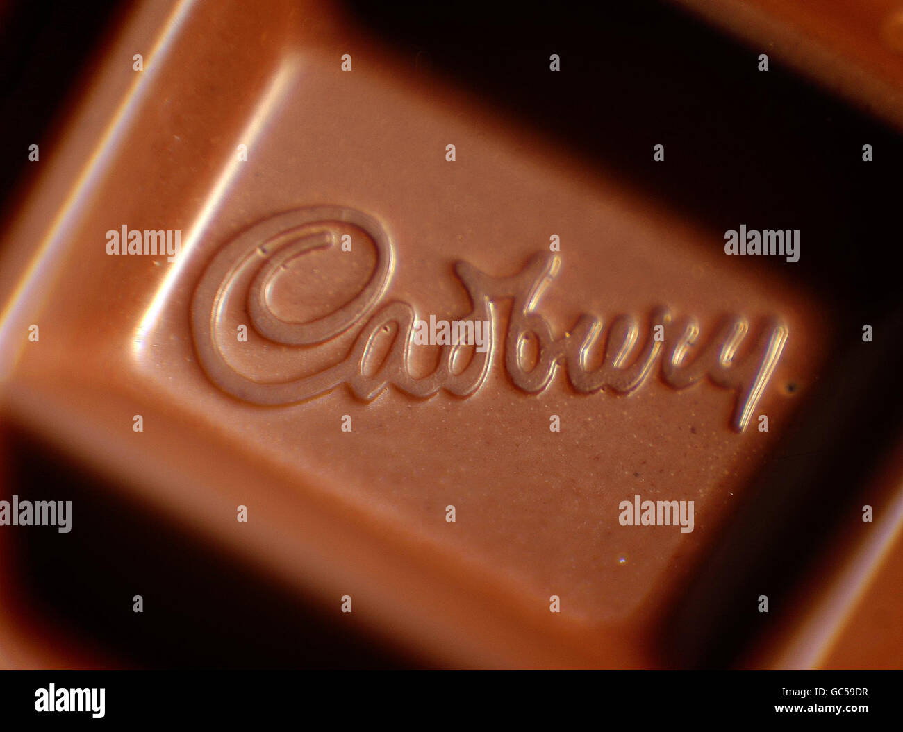 un primer plano de un logotipo de Cadbury en una barra de chocolate Lácteos. El gigante alimentario ESTADOUNIDENSE Kraft lanzó hoy una oferta hostil de adquisición para el fabricante de leche láctea Cadbury. Foto de stock