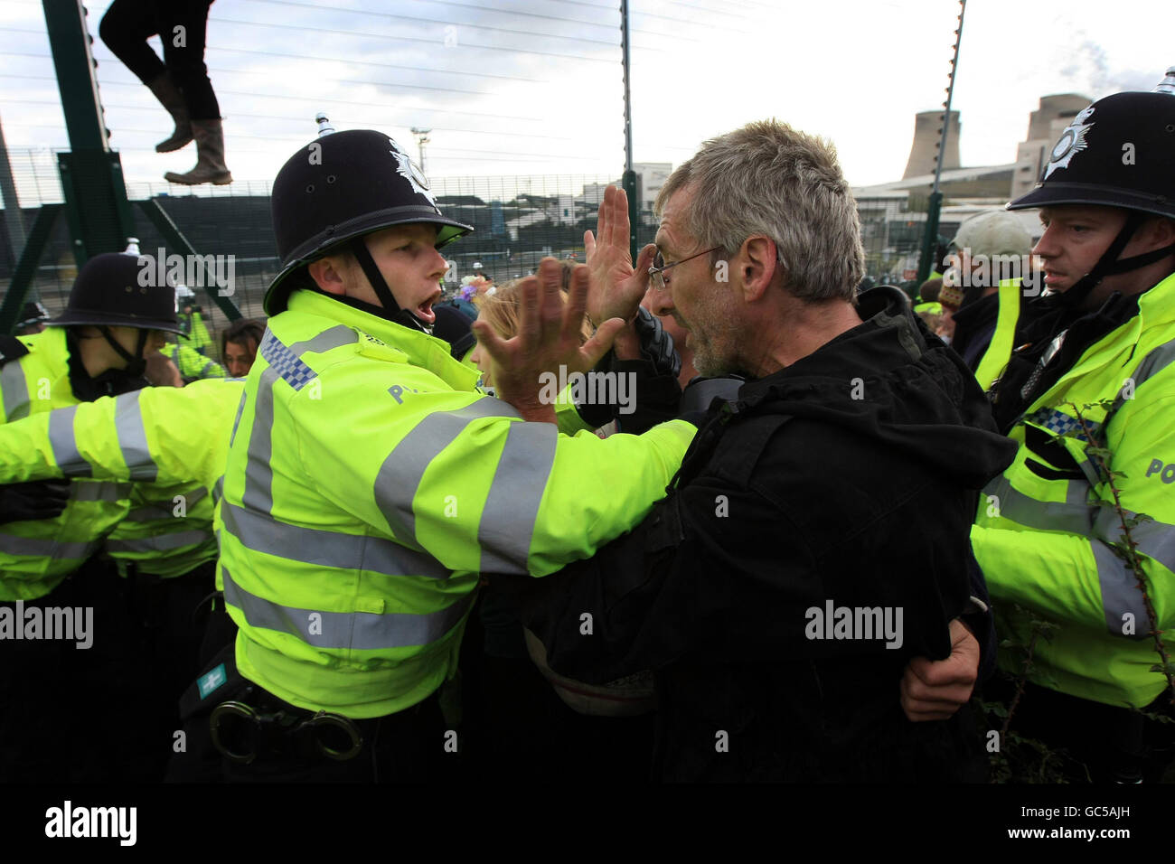 Protesta climática. Los manifestantes contra el cambio climático se enfrentan a la policía cerca de la central eléctrica Ratcliffe-on-Soar, de E.ON. Foto de stock