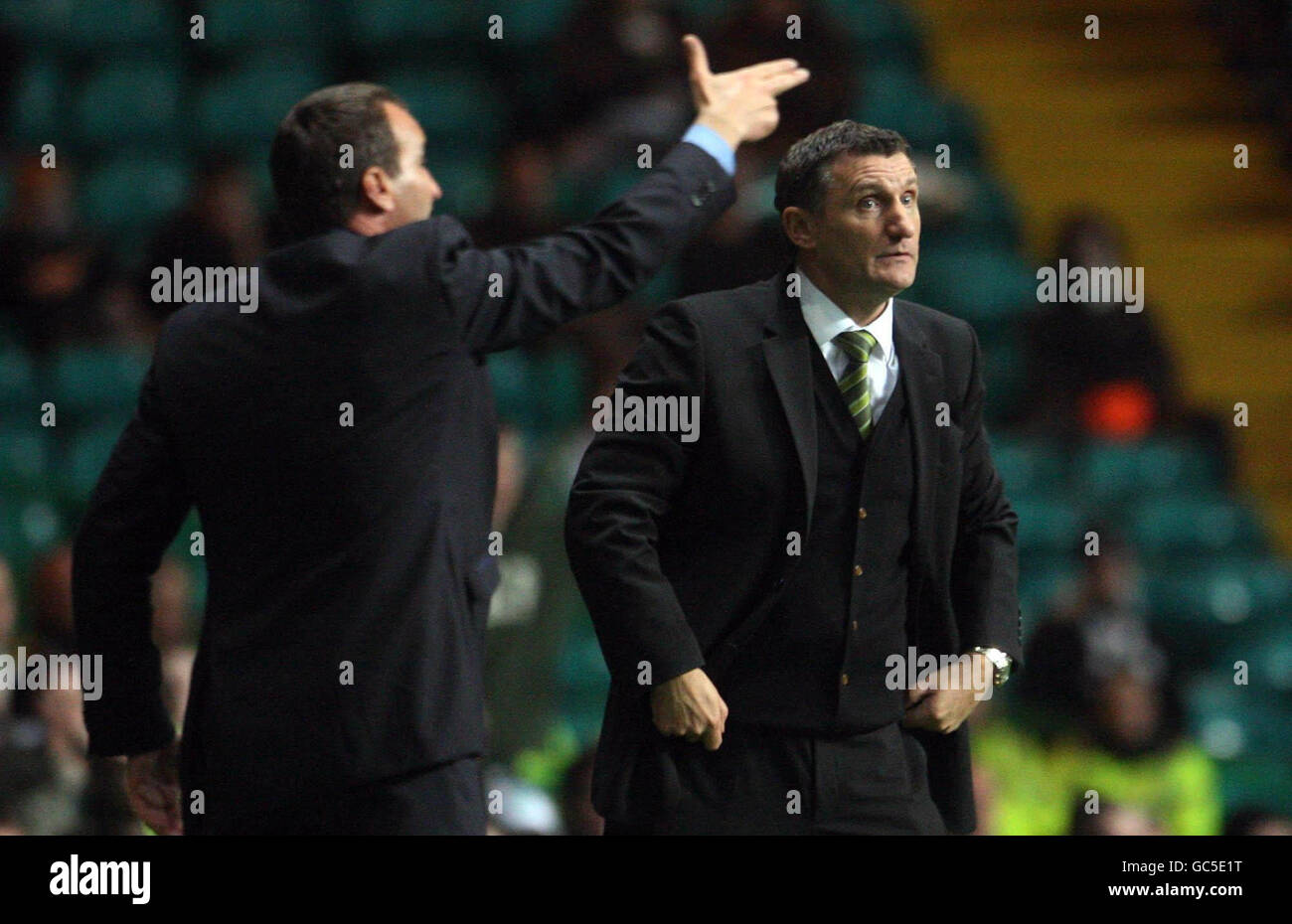 El gerente de corazones, Caba Laslo (izquierda), y el gerente de Celtic, Tony Mowbray, durante el partido de la final del trimestre de la Copa Cooperativa de Seguros en Celtic Park, Glasgow. Foto de stock
