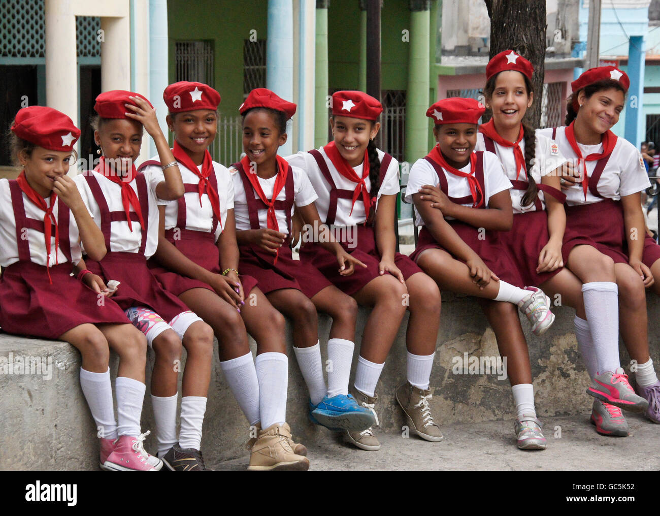 Las niñas ('Young Pioneers") en la escuela primaria, regla uniforme, Cuba Foto de stock