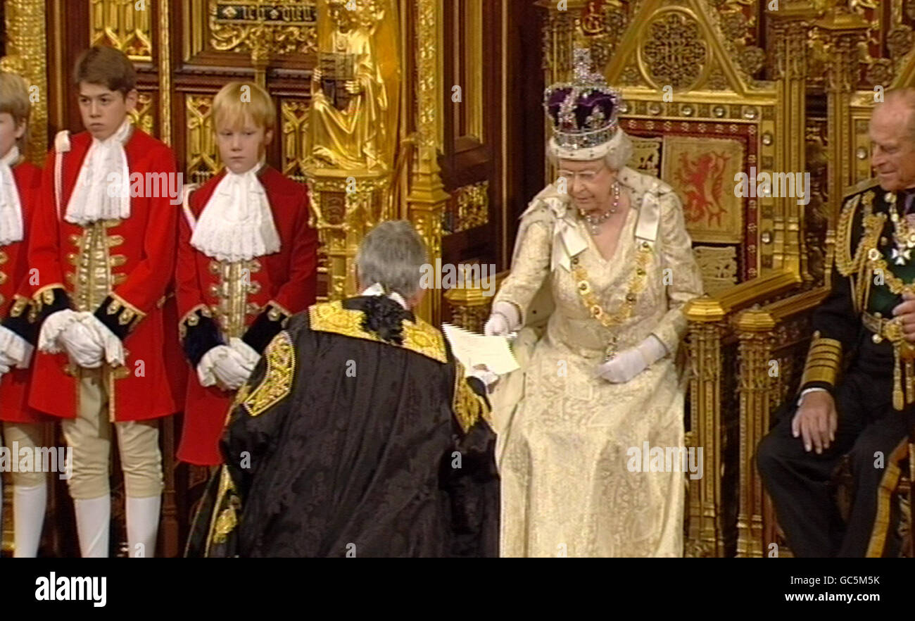 La Reina Isabel II de Gran Bretaña entrega los documentos oficiales al Secretario de Justicia Jack Straw después de que el discurso de la Reina fuera leído durante la apertura estatal del Parlamento. Foto de stock