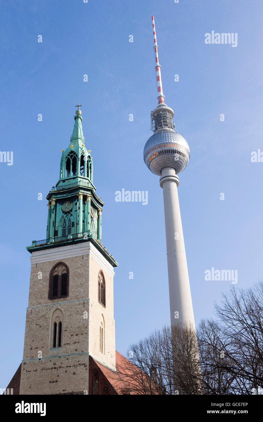 Vista de la Marienkirche y fernsehturm Berlin Alemania Foto de stock