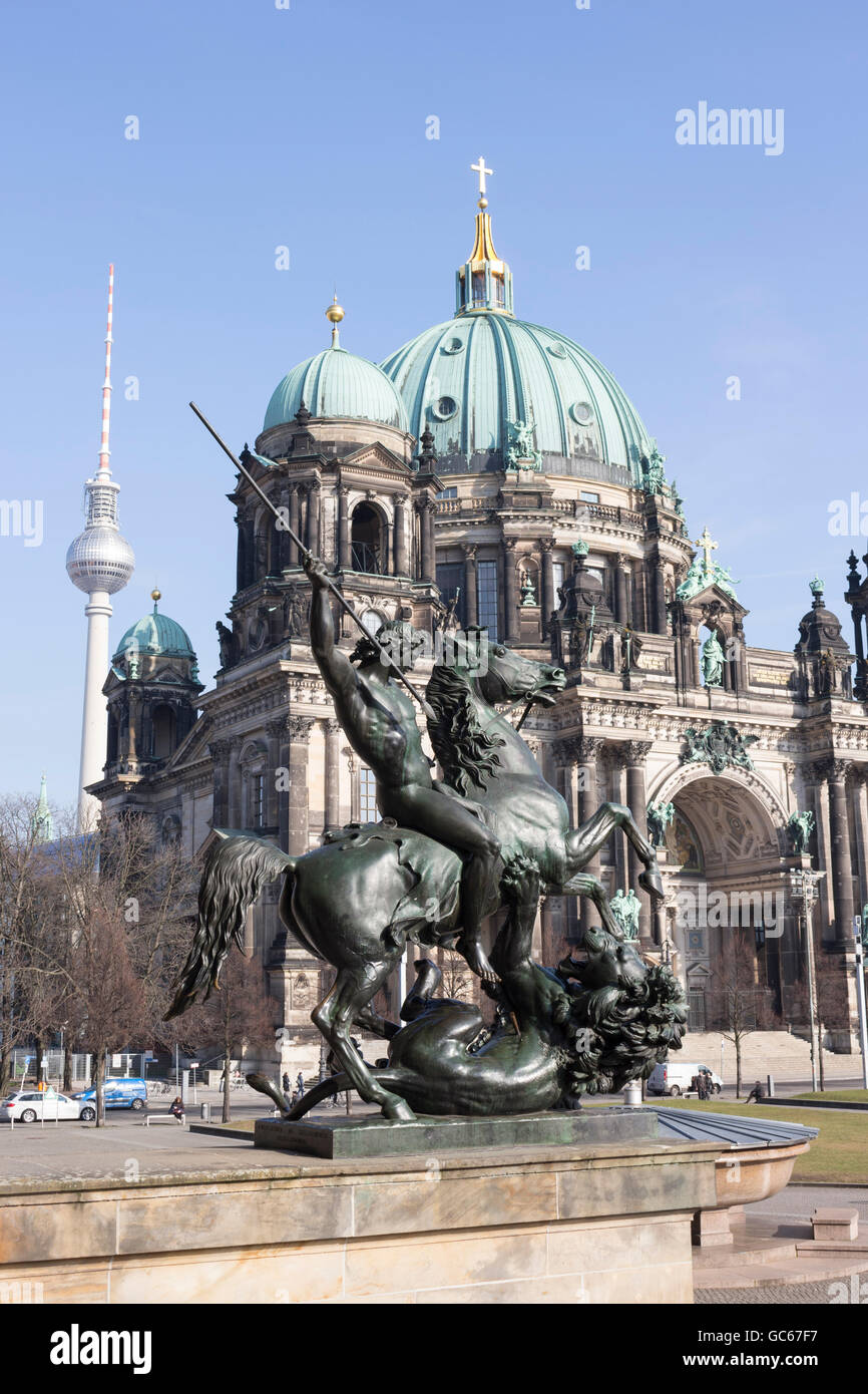 Estatua del lionfighter con la Berliner Dom en el fondo Berlin Alemania Foto de stock