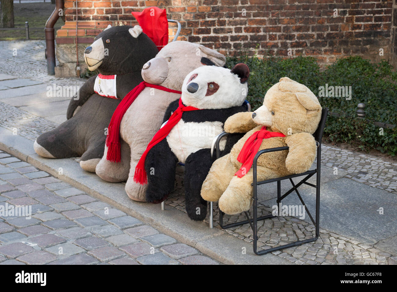 Cuatro osos de peluche en venta, Berlín Alemania Propststrasse Foto de stock