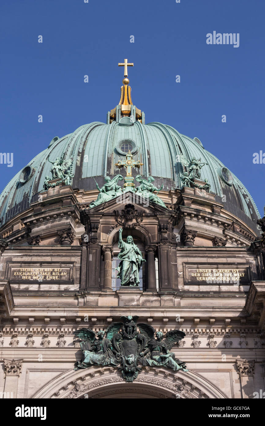 La elaborada fachada de theBerliner Dom, Berlín, Alemania Foto de stock