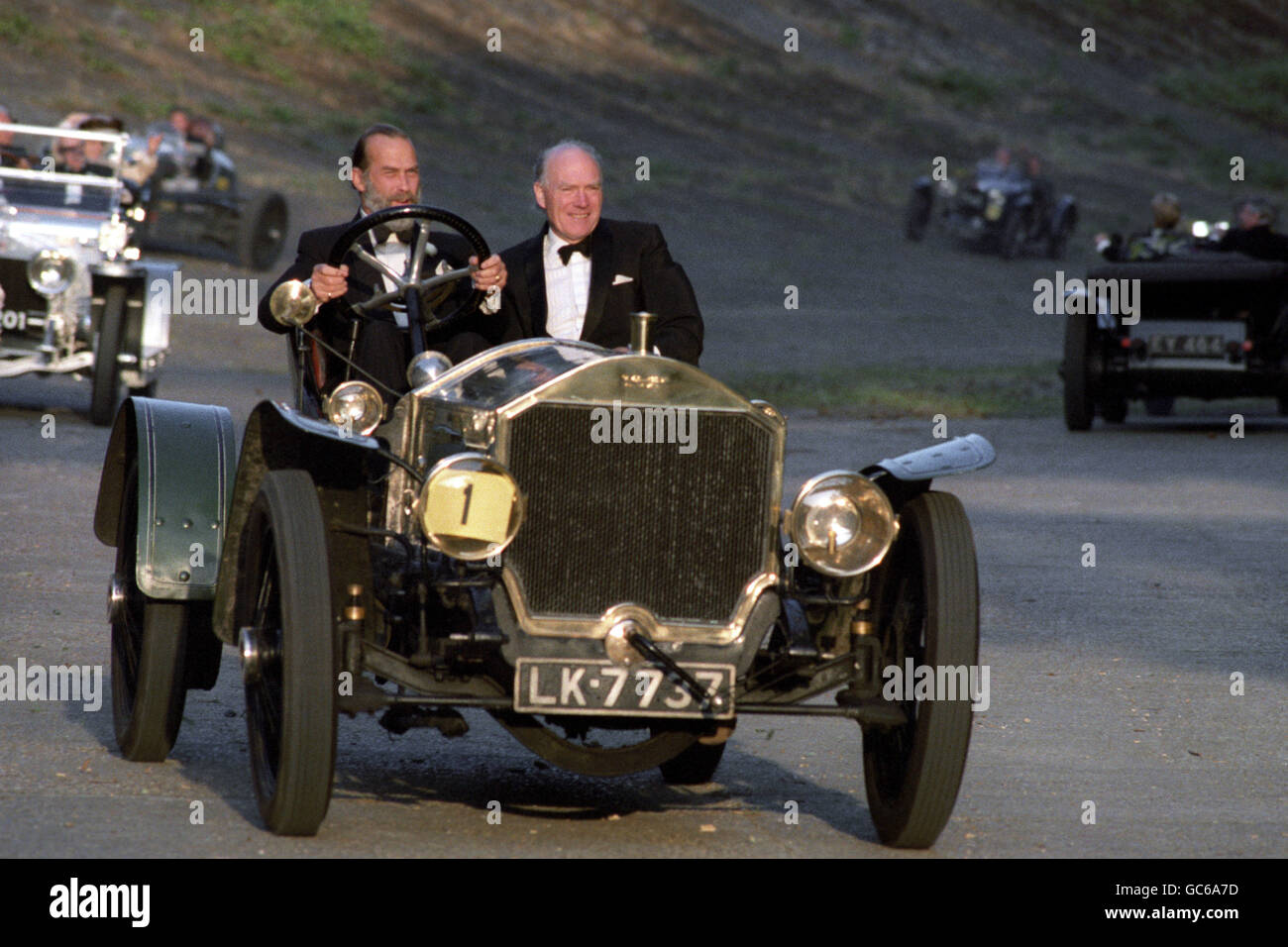 El príncipe Michael de Kent, a la izquierda, conduciendo un Napier 1908 alrededor del circuito de Brooklands. El Príncipe estuvo en Brooklands para celebrar el 85 cumpleaños de la pista de carreras y el aeródromo. Foto de stock