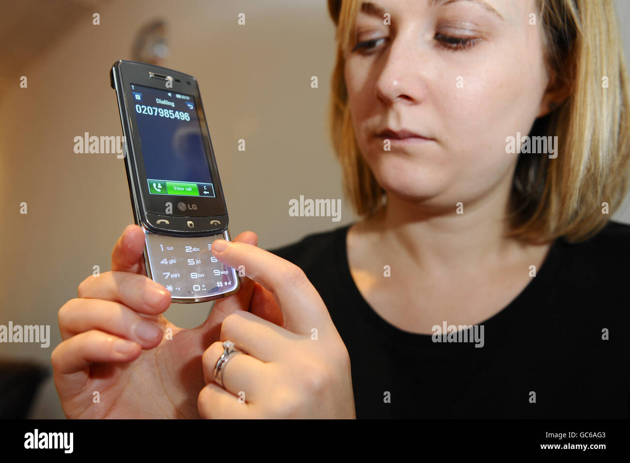 El teléfono móvil LG GD900 con teclado transparente Fotografía de stock -  Alamy