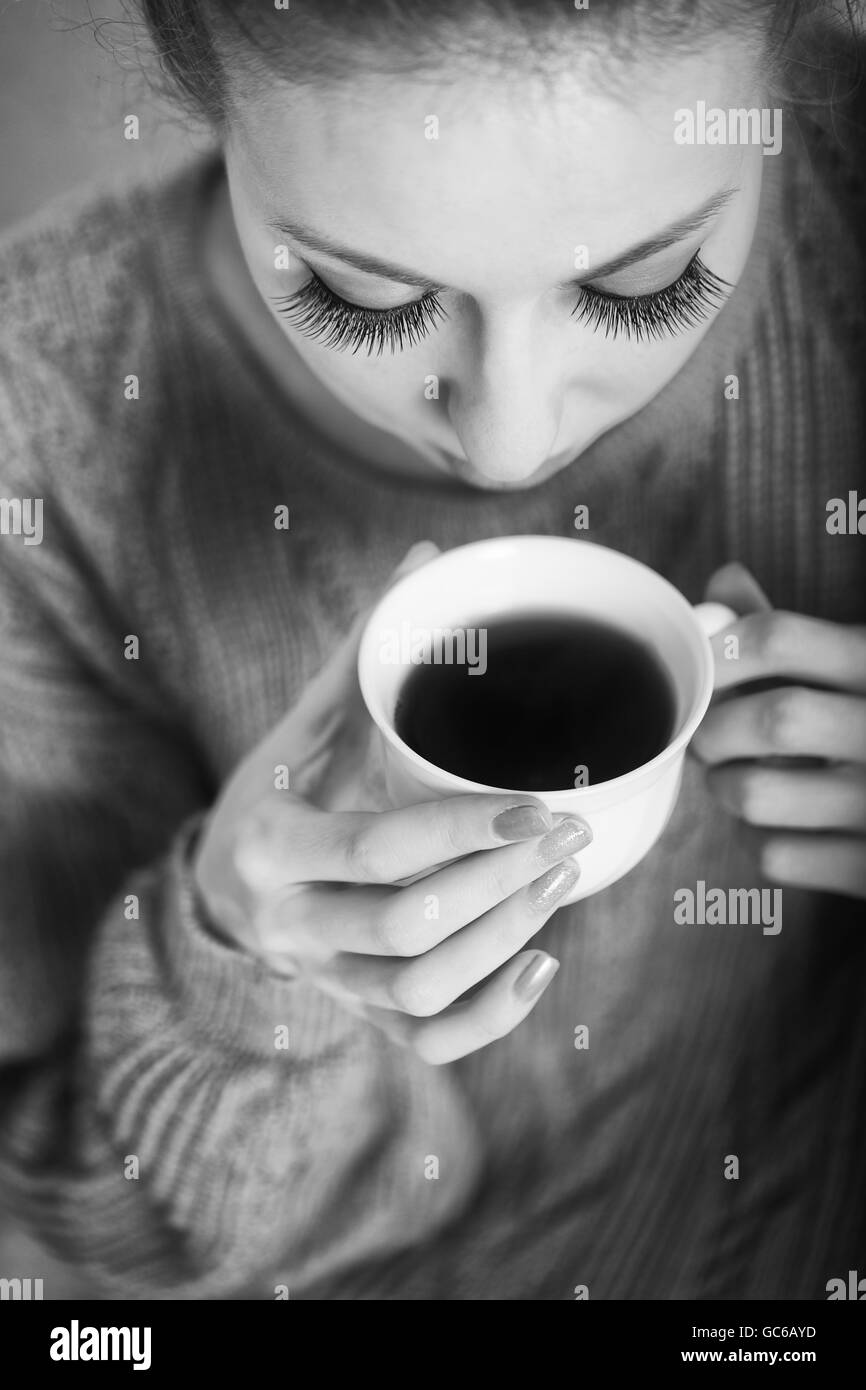 Guapa joven bailarina bebedores de té. Close-up retrato. Fotografía en blanco y negro Foto de stock