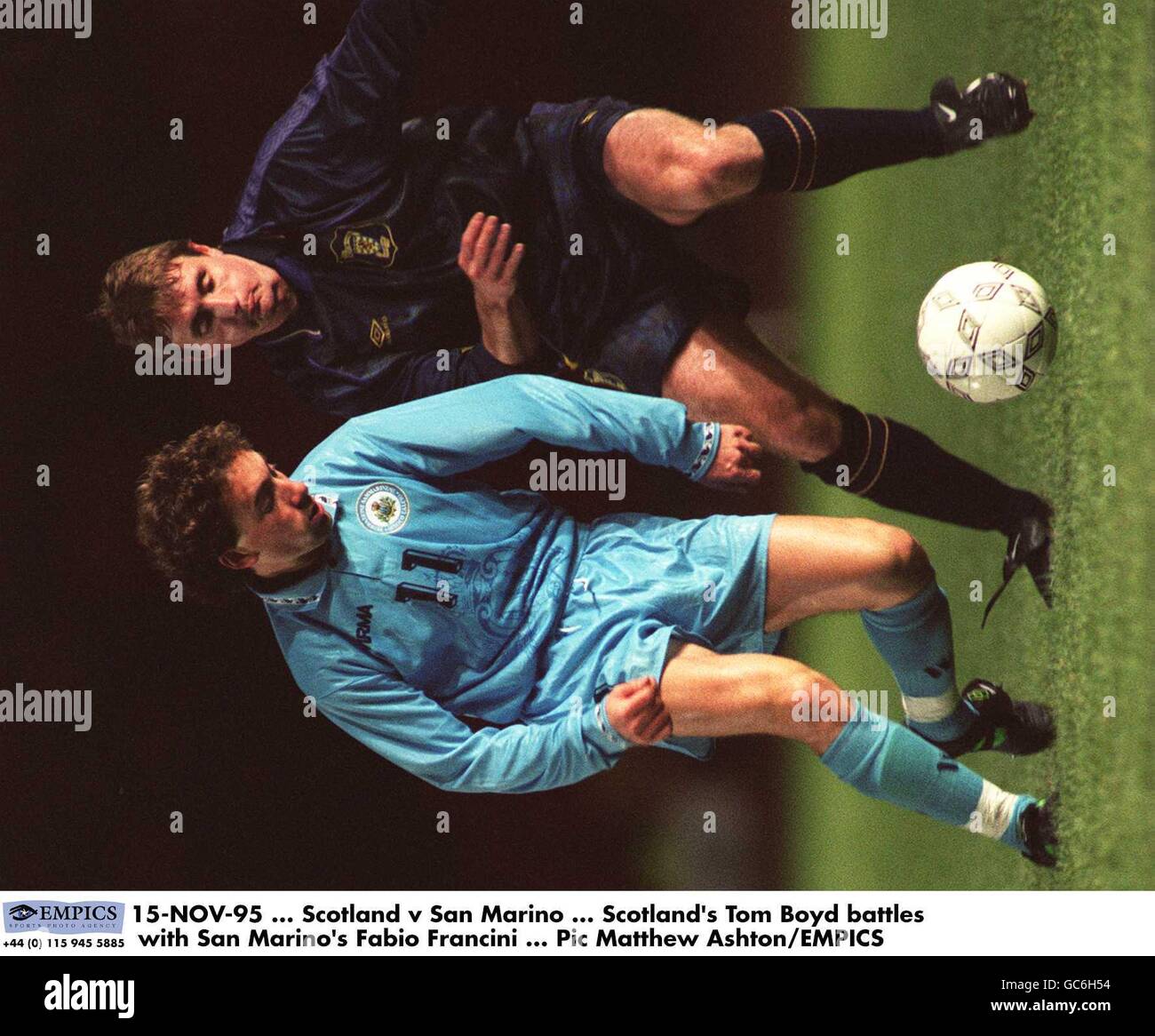 15-NOV-95, Escocia contra San Marino, Tom Boyd de Escocia lucha con Fabio Francini de San Marino Foto de stock
