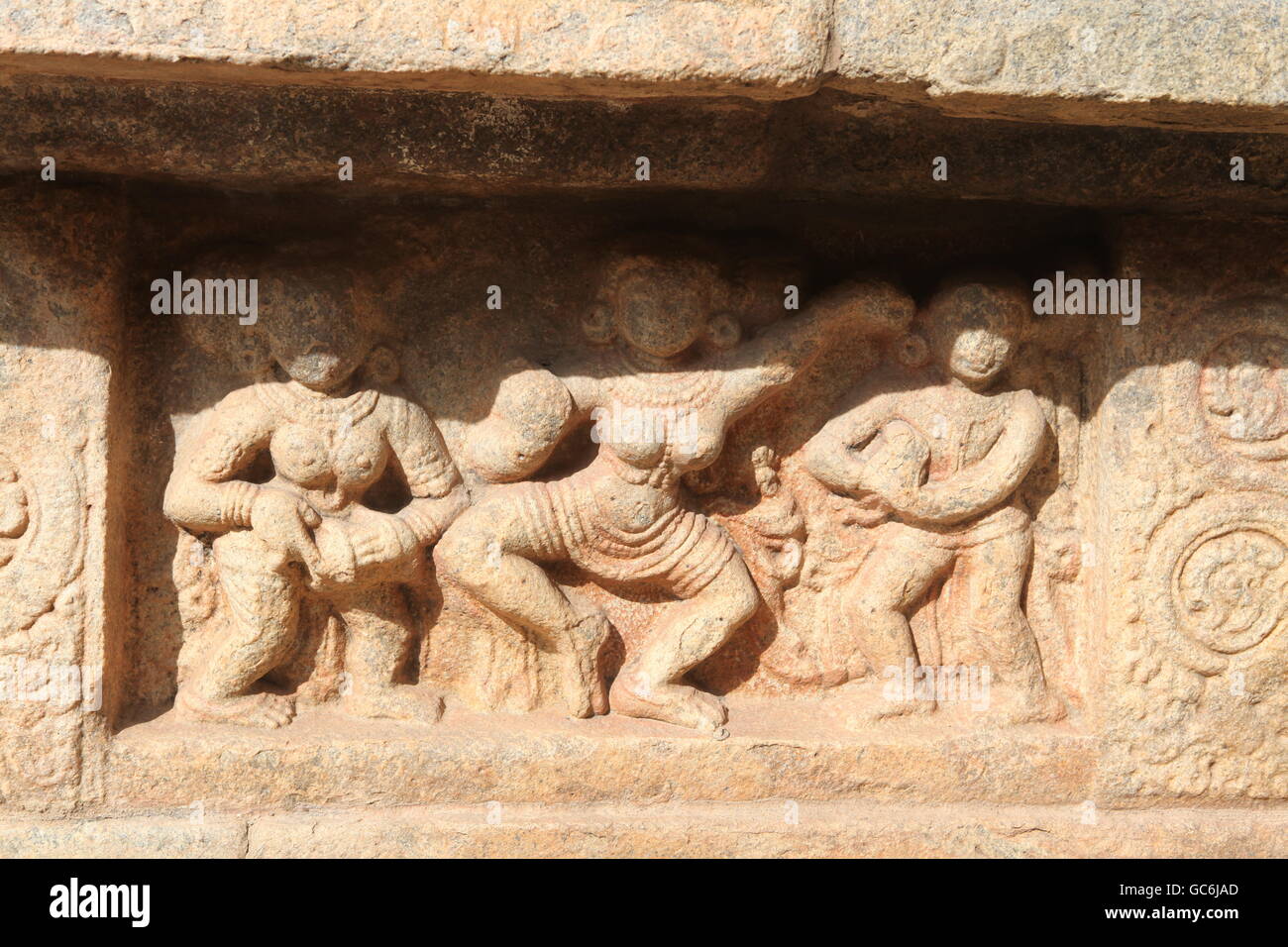 Esculturas de personajes de la mitología india en airavatiswara templo en kumbakonam, Tamil Nadu Foto de stock