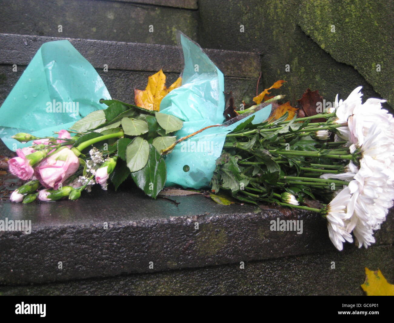 Muerte por incendio en casa. Flores en la escena del fuego de la casa en Wallace Road en Truro, donde murió Mary Fox Fotografía de stock - Alamy Muerte por incendio en casa. Flores en la escena del fuego de la casa en Wallace Road en Truro, donde murió Mary Fox Fotografía de stock - Alamy