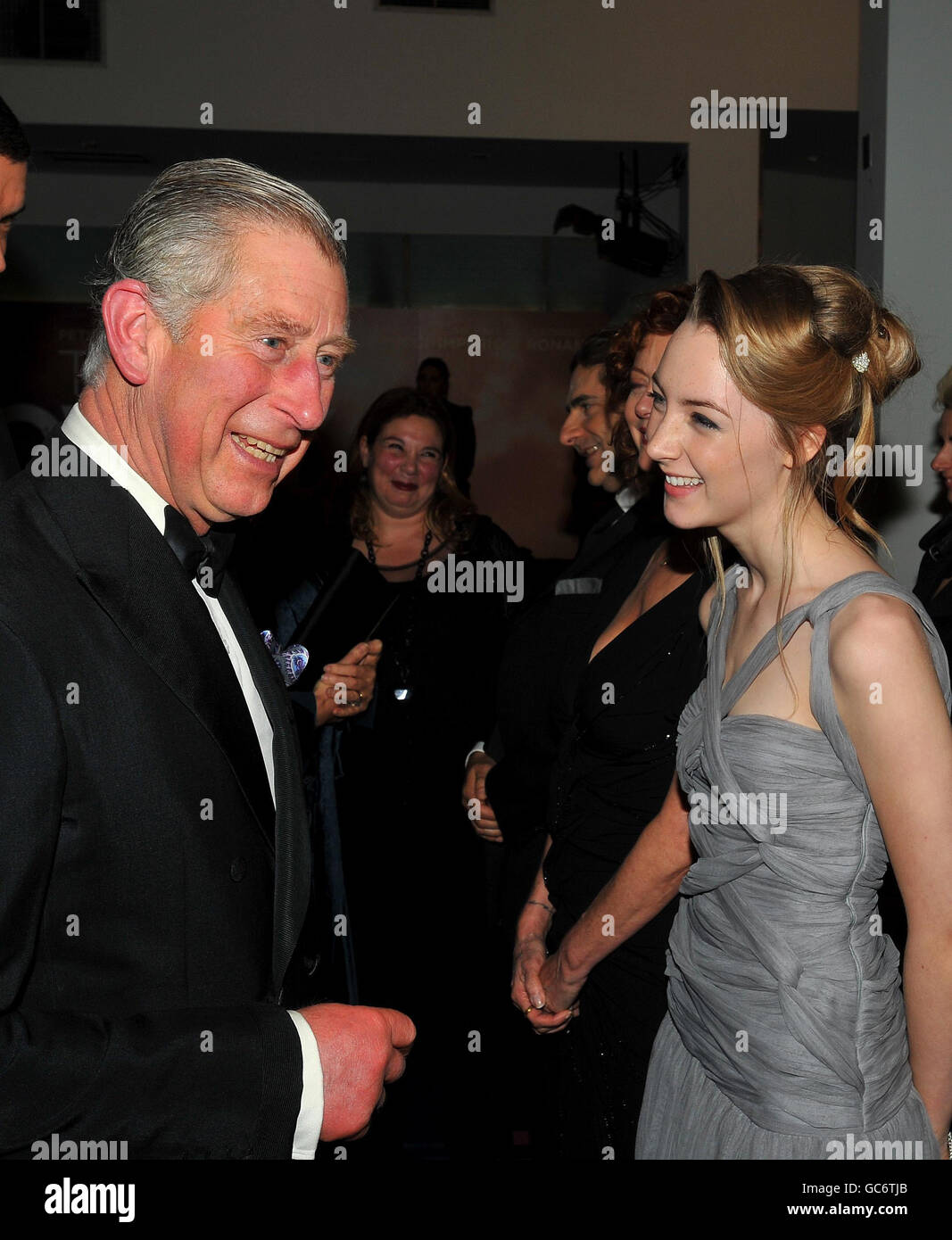 El Príncipe de Gales se reúne con la actriz Saoirse Ronan, después de que él y la duquesa de Cornwall llegaron al Odeon Leicester Square en el centro de Londres, para el Royal Film Premier de los Lovely Bones. Foto de stock