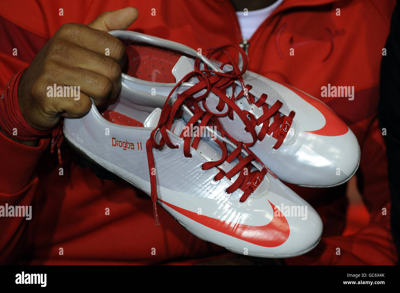 botas de Didier Drogba durante la conferencia de prensa sobre el anuncio global de Nike en Town Londres de stock - Alamy