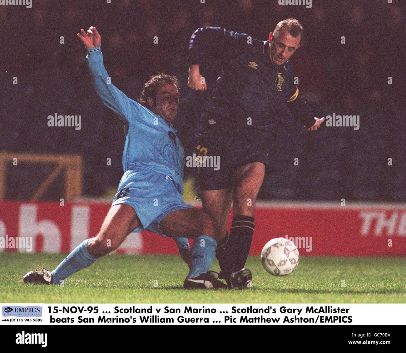 15-NOV-95... Escocia contra San Marino ... Gary McAllister de Escocia vence a William Guerra de San Marino Foto de stock